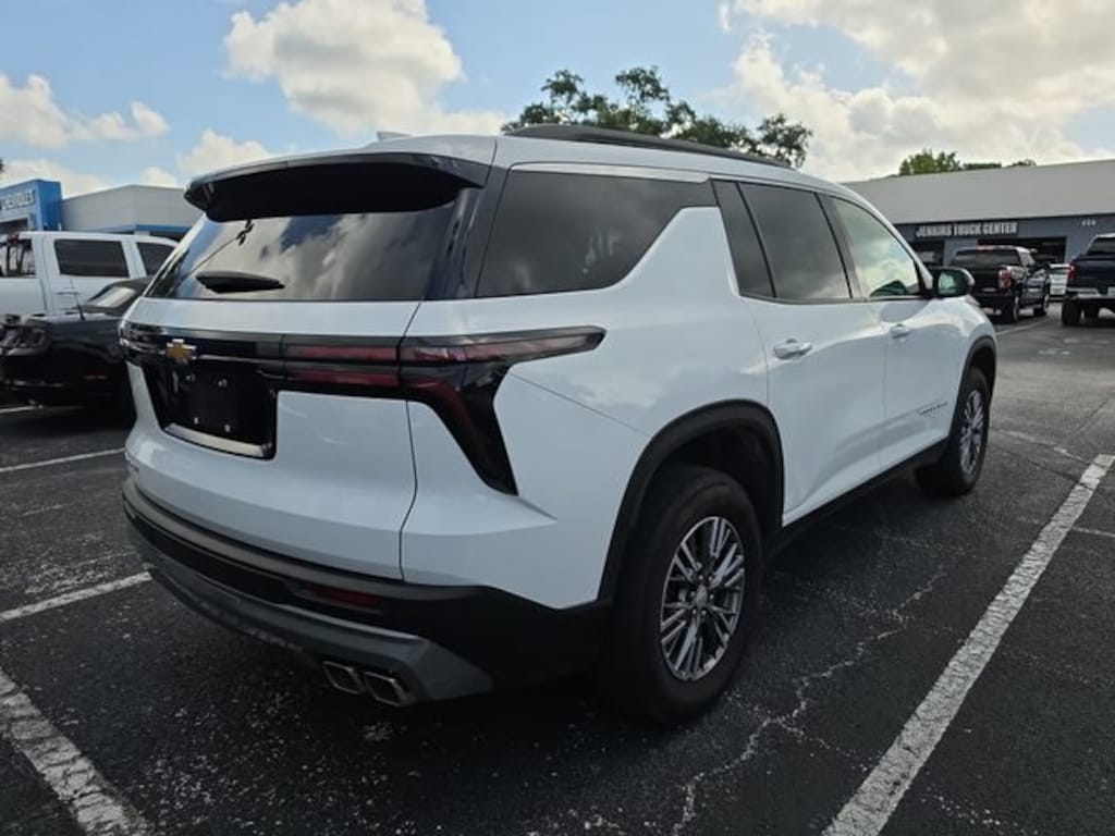 Used 2025 Chevrolet Traverse LT SUV