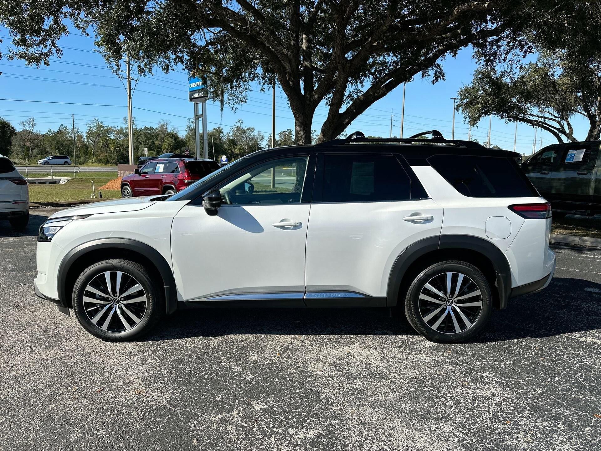 2025 Nissan Pathfinder Platinum photo 3