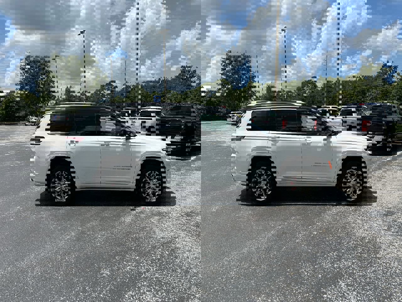 2021 Jeep Grand Cherokee L Summit photo 3
