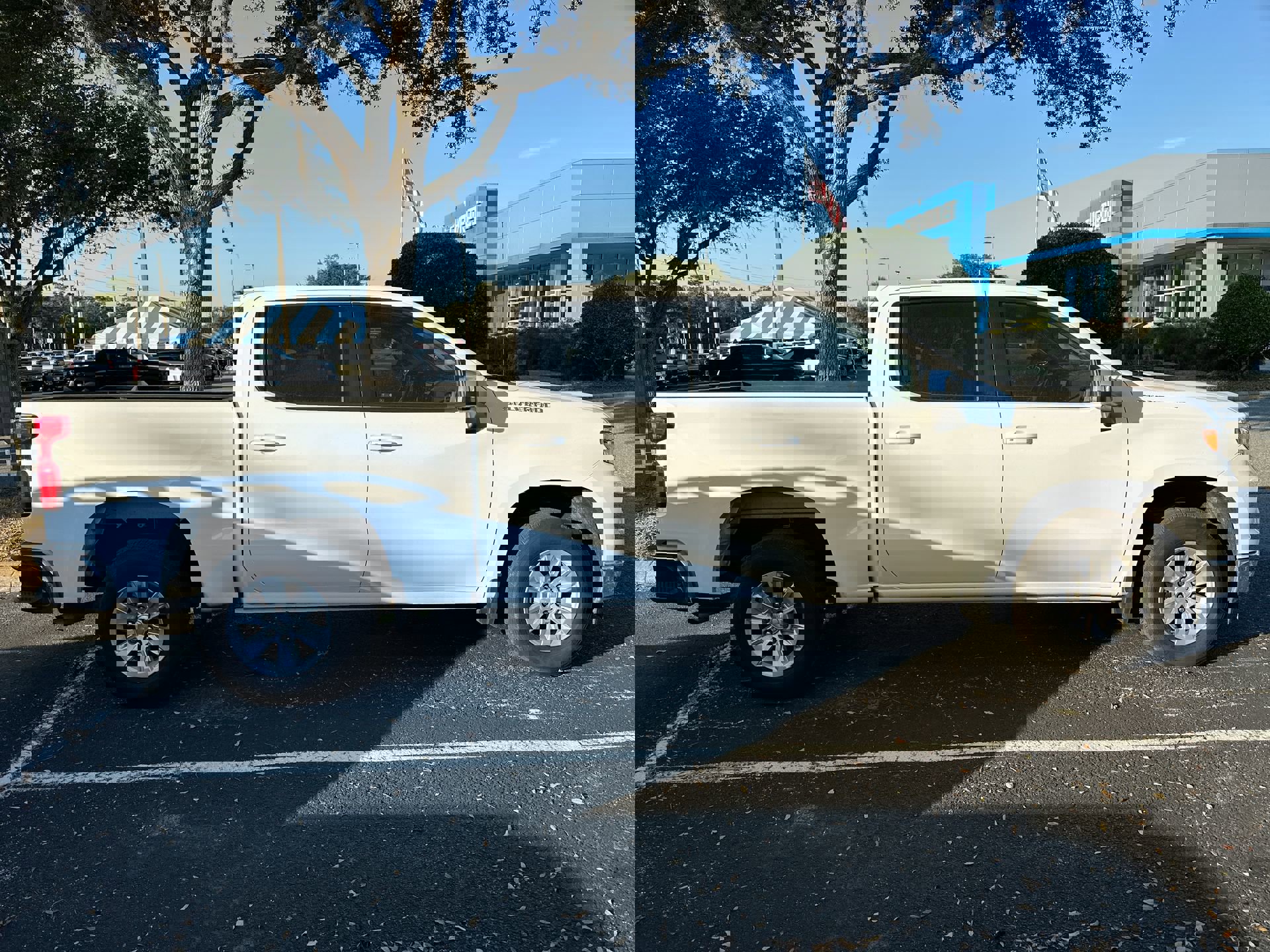 2025 Chevrolet Silverado 1500 LT photo 2