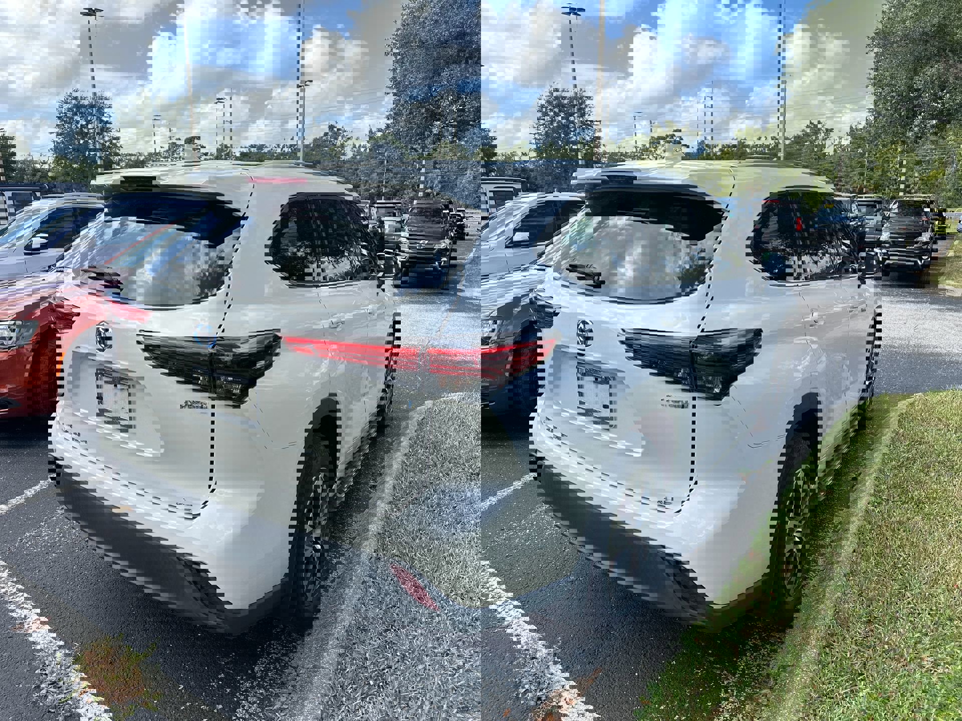 2021 Toyota Highlander Hybrid XLE photo 4