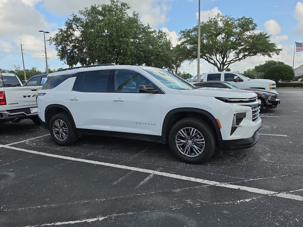 Used 2025 Chevrolet Traverse LT SUV