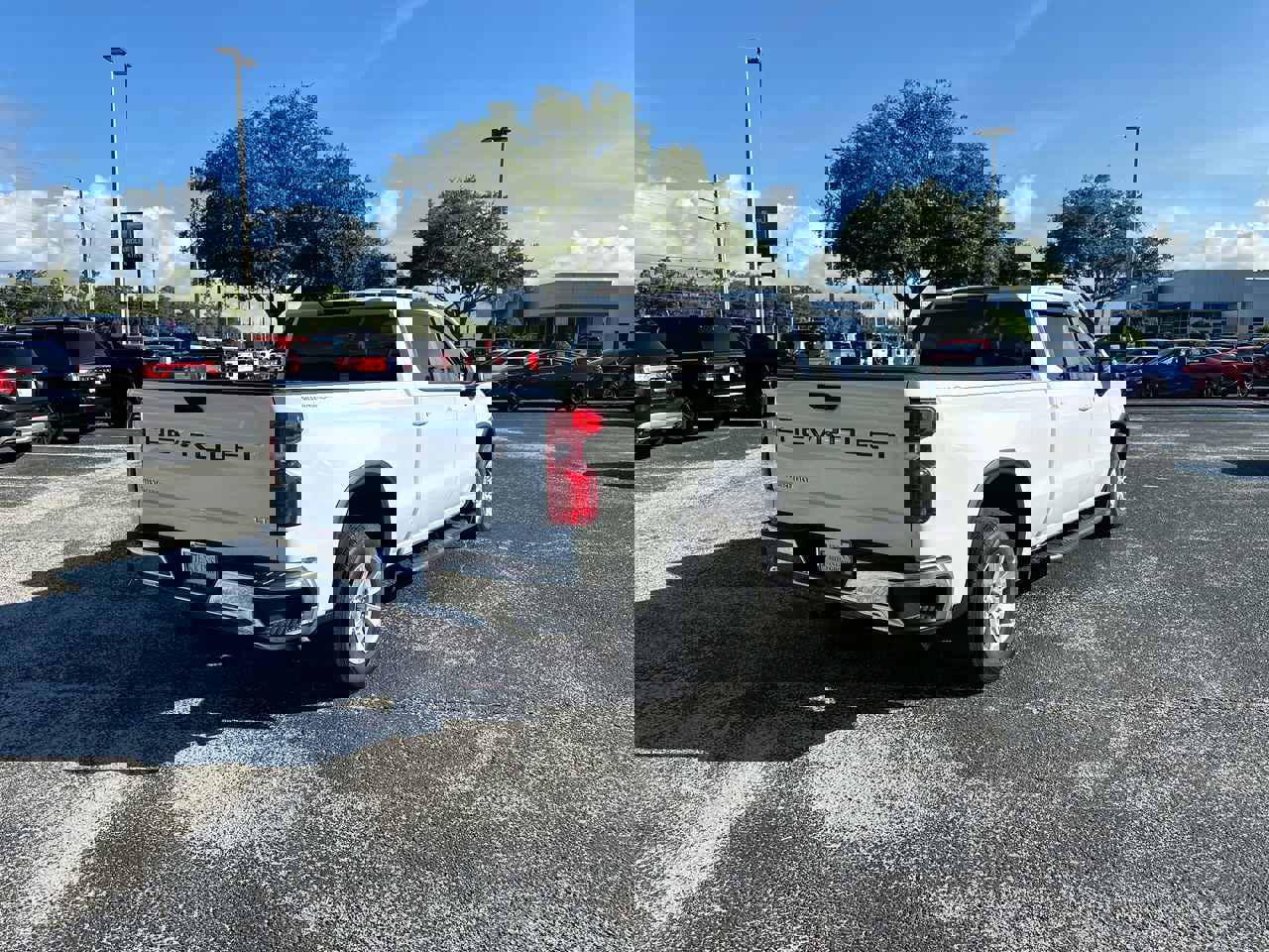 2023 Chevrolet Silverado 1500 LT photo 4