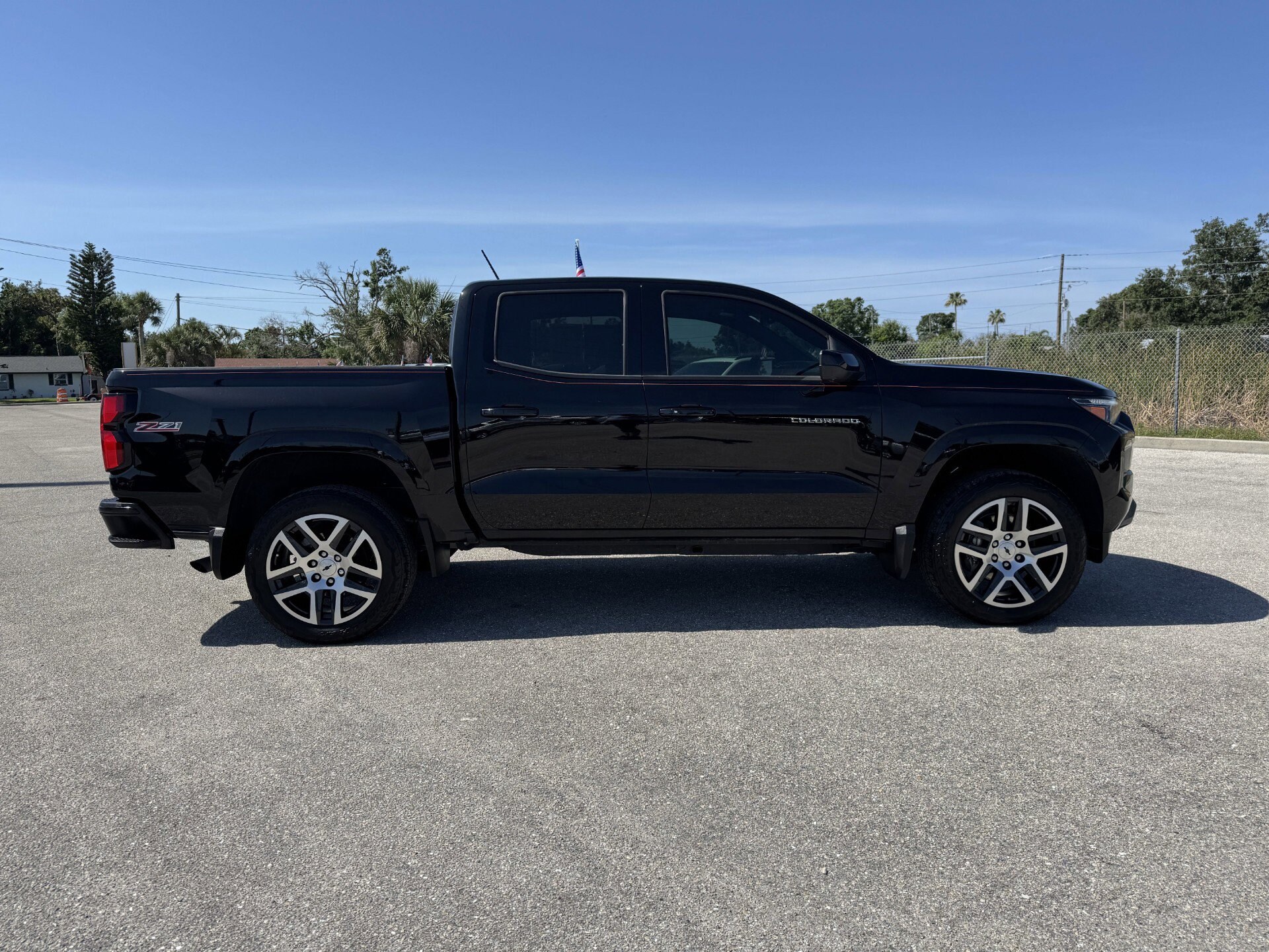 2023 Chevrolet Colorado Z71 photo 3