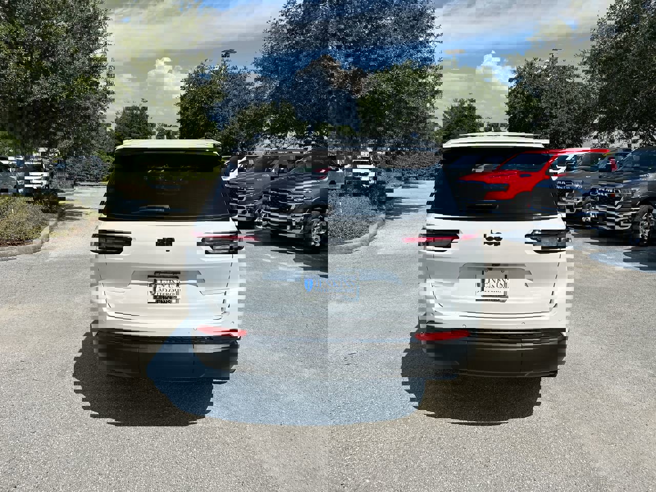 2024 Jeep Grand Cherokee Laredo Altitude X photo 3