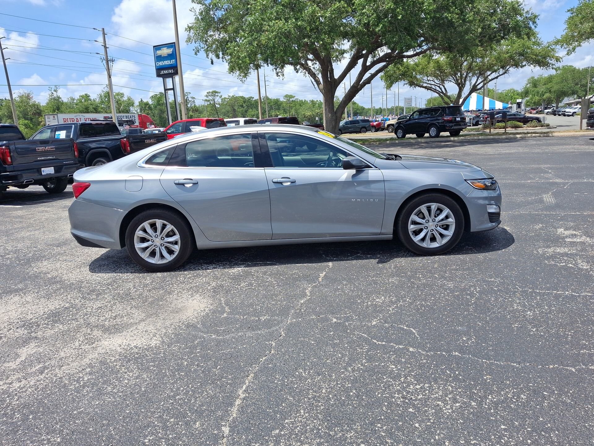 2024 Chevrolet Malibu 1LT photo 2