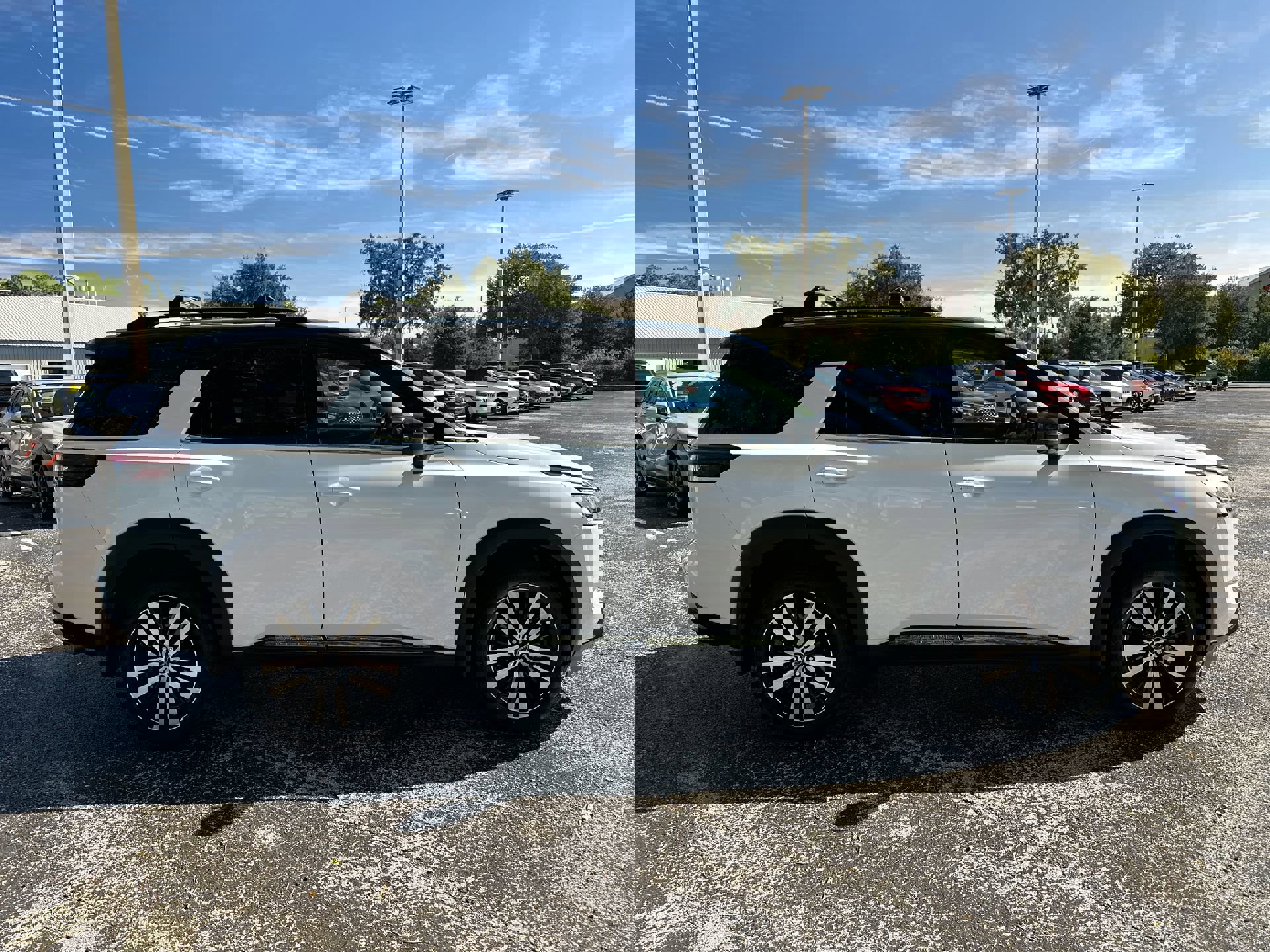 2025 Nissan Pathfinder Platinum photo 2