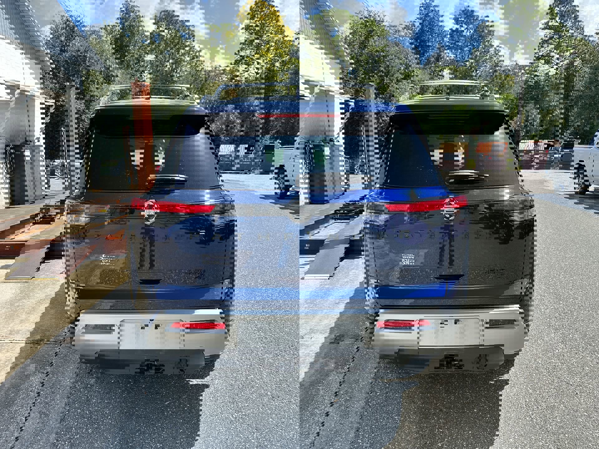 2023 Nissan Pathfinder Platinum photo 3