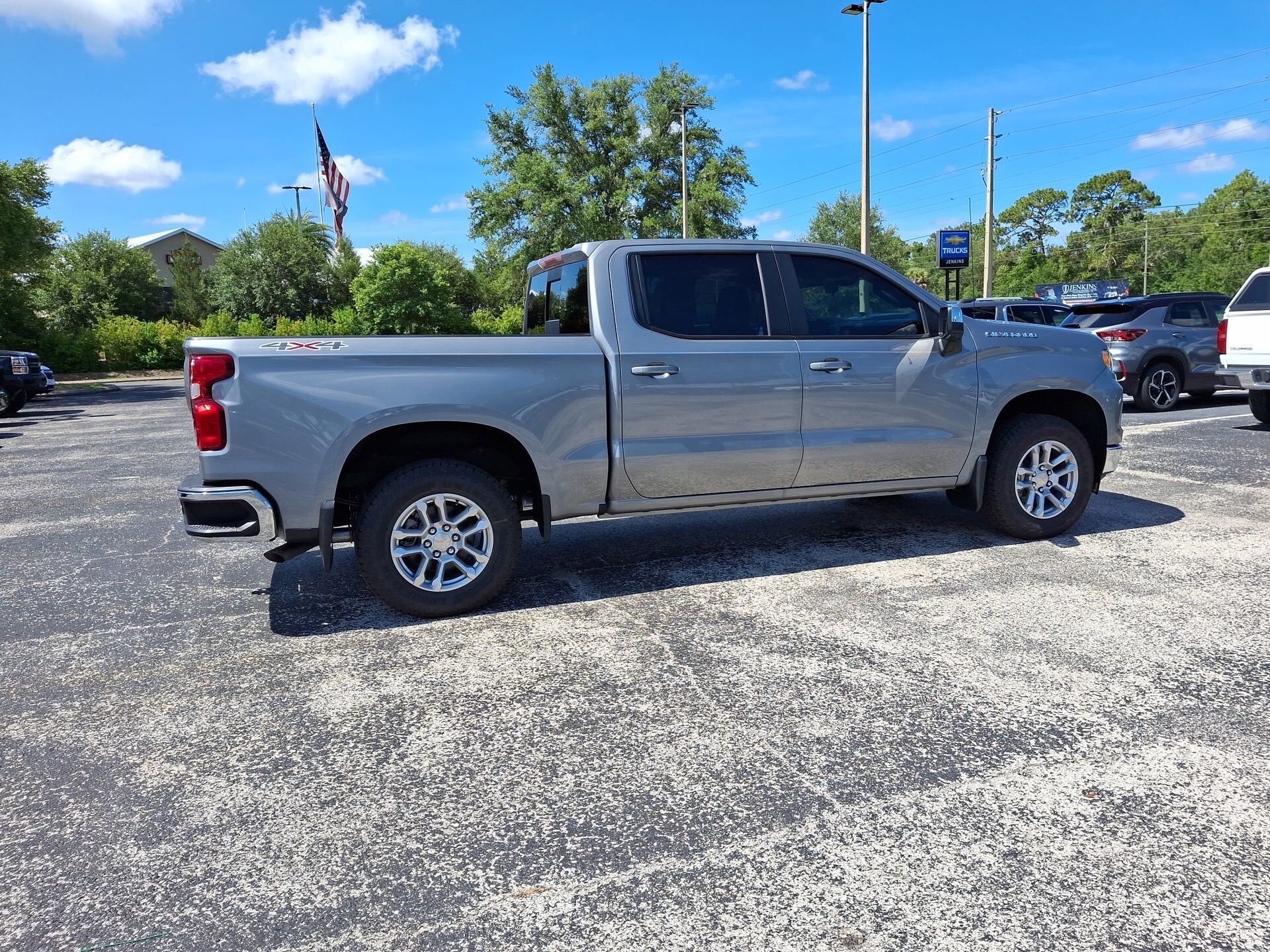2025 Chevrolet Silverado 1500 LT photo 4