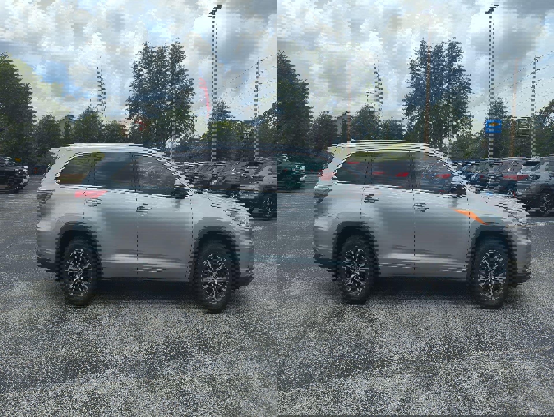 2016 Toyota Highlander XLE photo 2