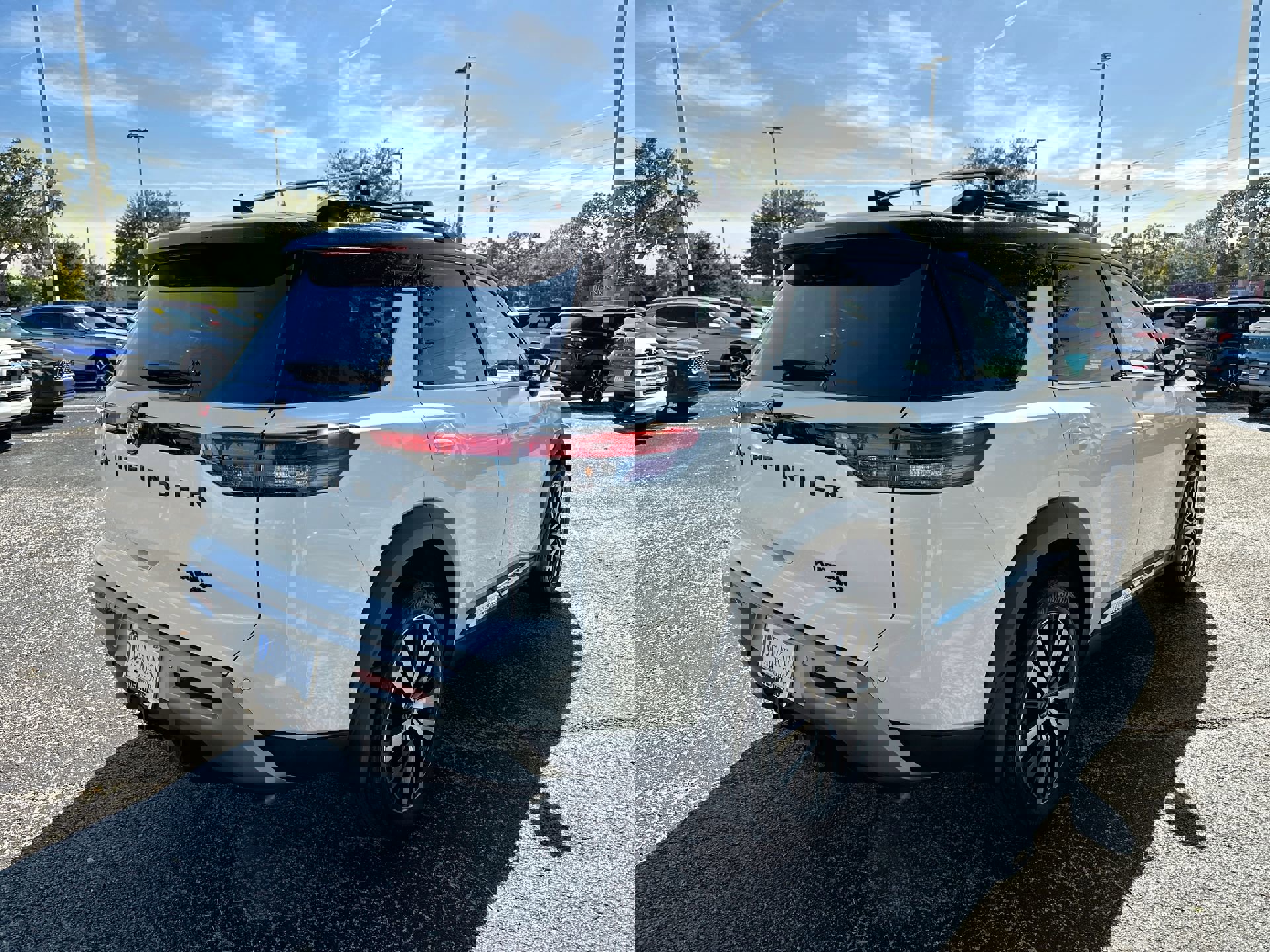 2025 Nissan Pathfinder Platinum photo 2