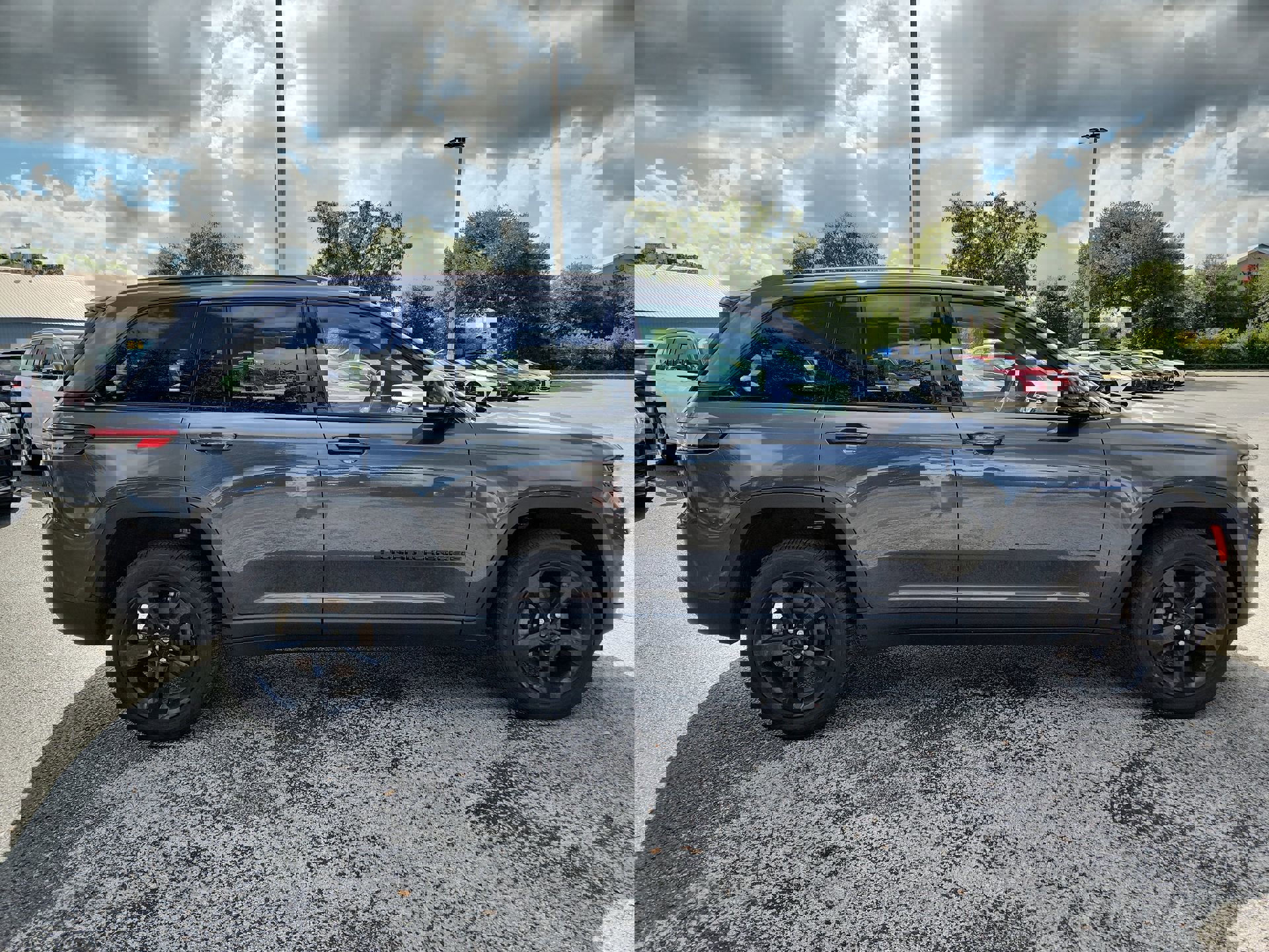 2023 Jeep Grand Cherokee Laredo photo 3