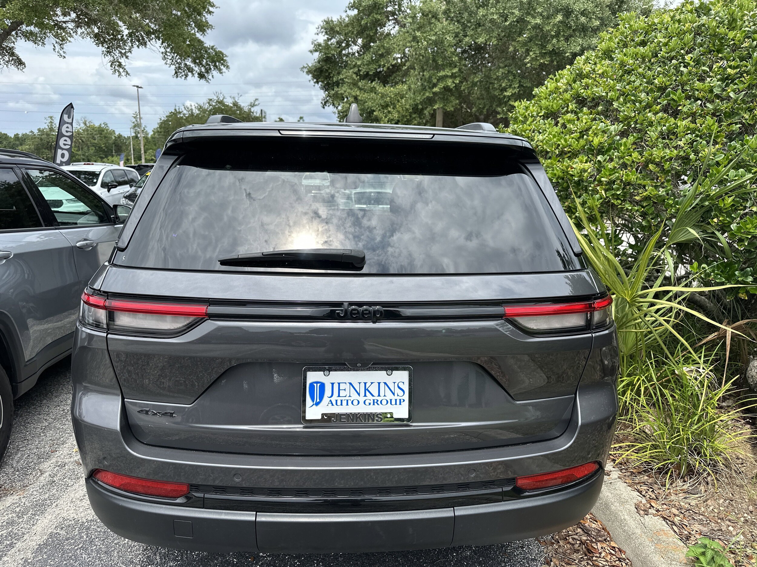 2023 Jeep Grand Cherokee Laredo photo 2