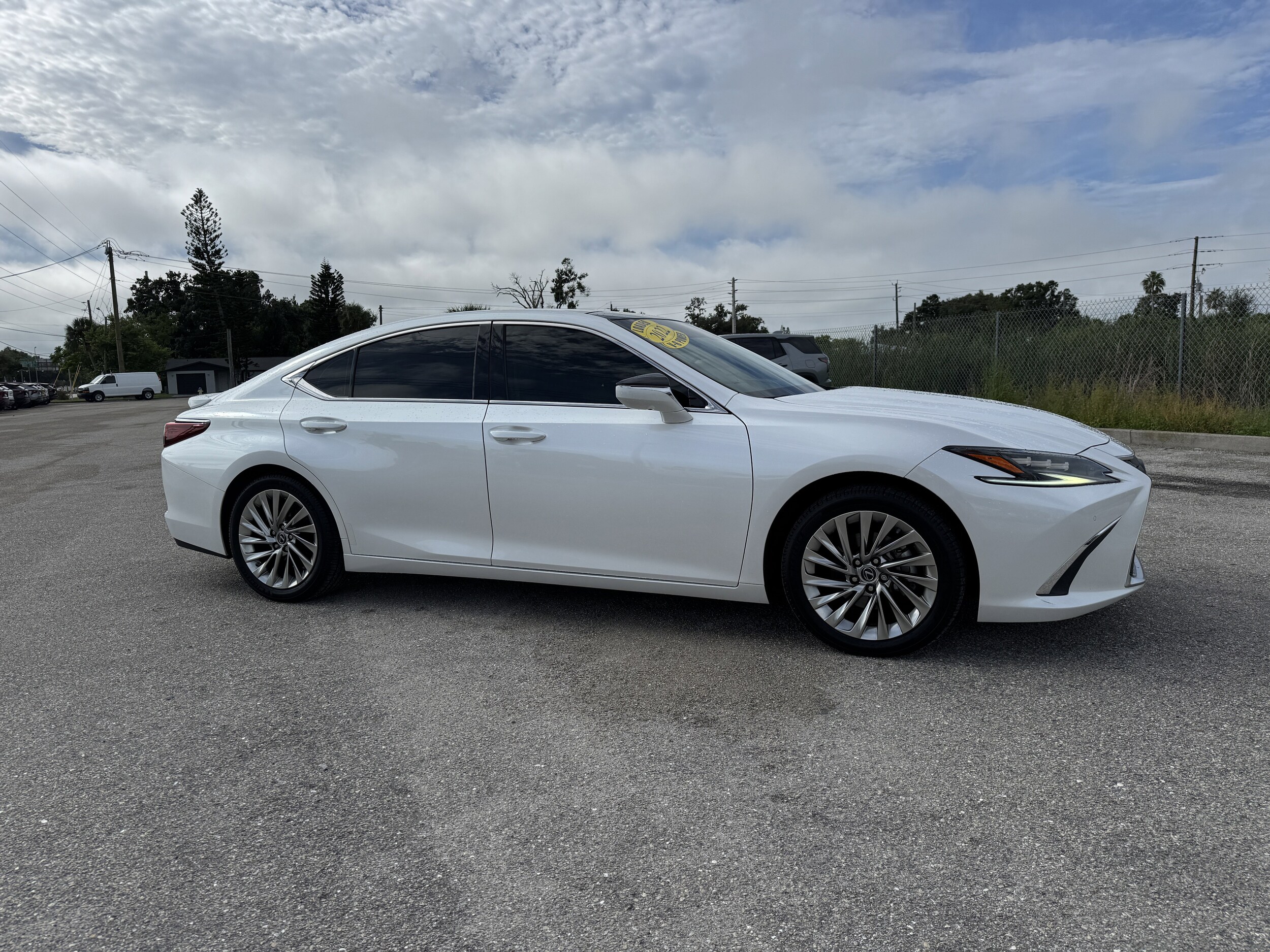 2022 Lexus ES 350 Ultra Luxury photo 2