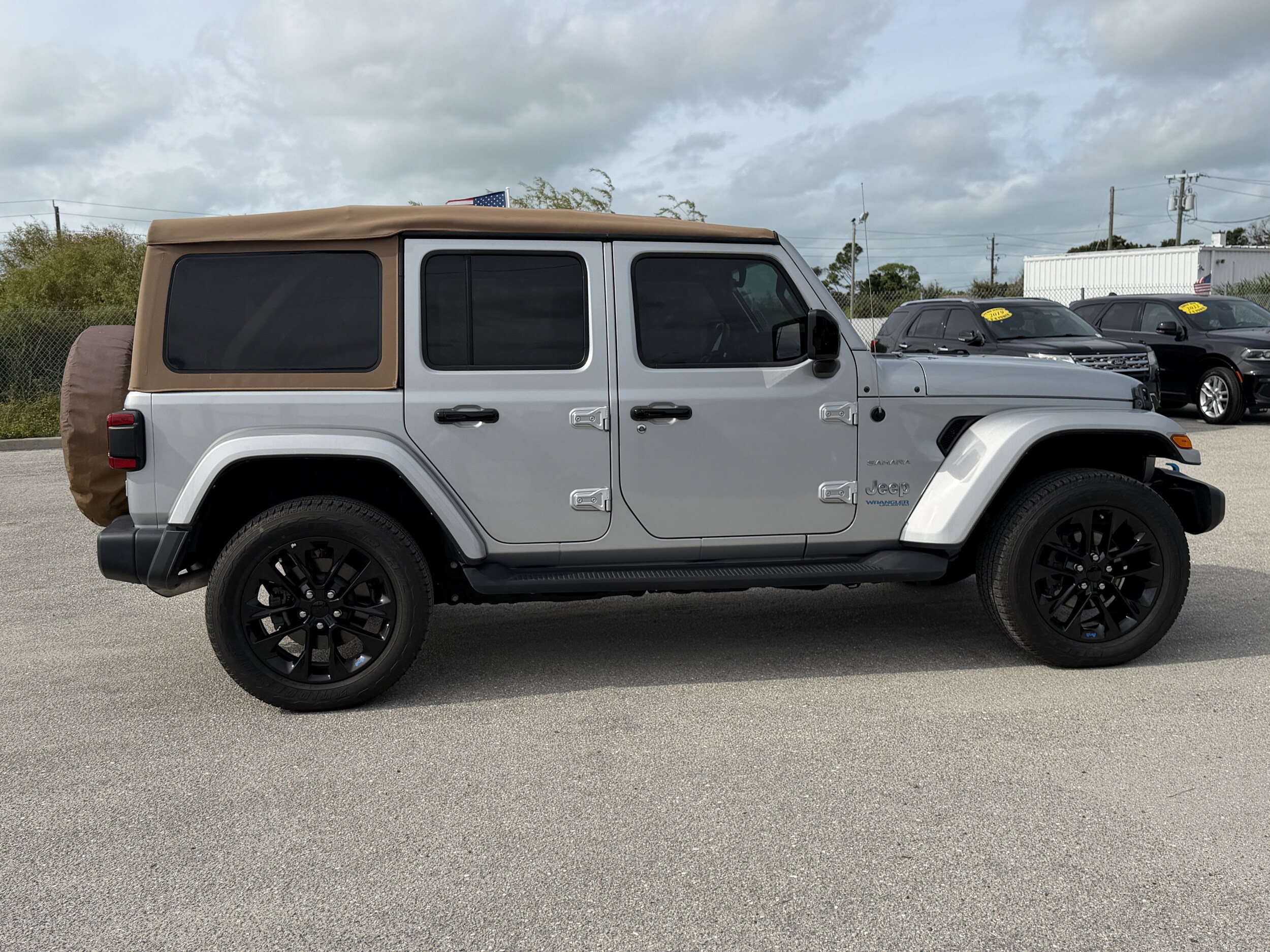 2022 Jeep Wrangler 4xe Unlimited Sahara photo 2