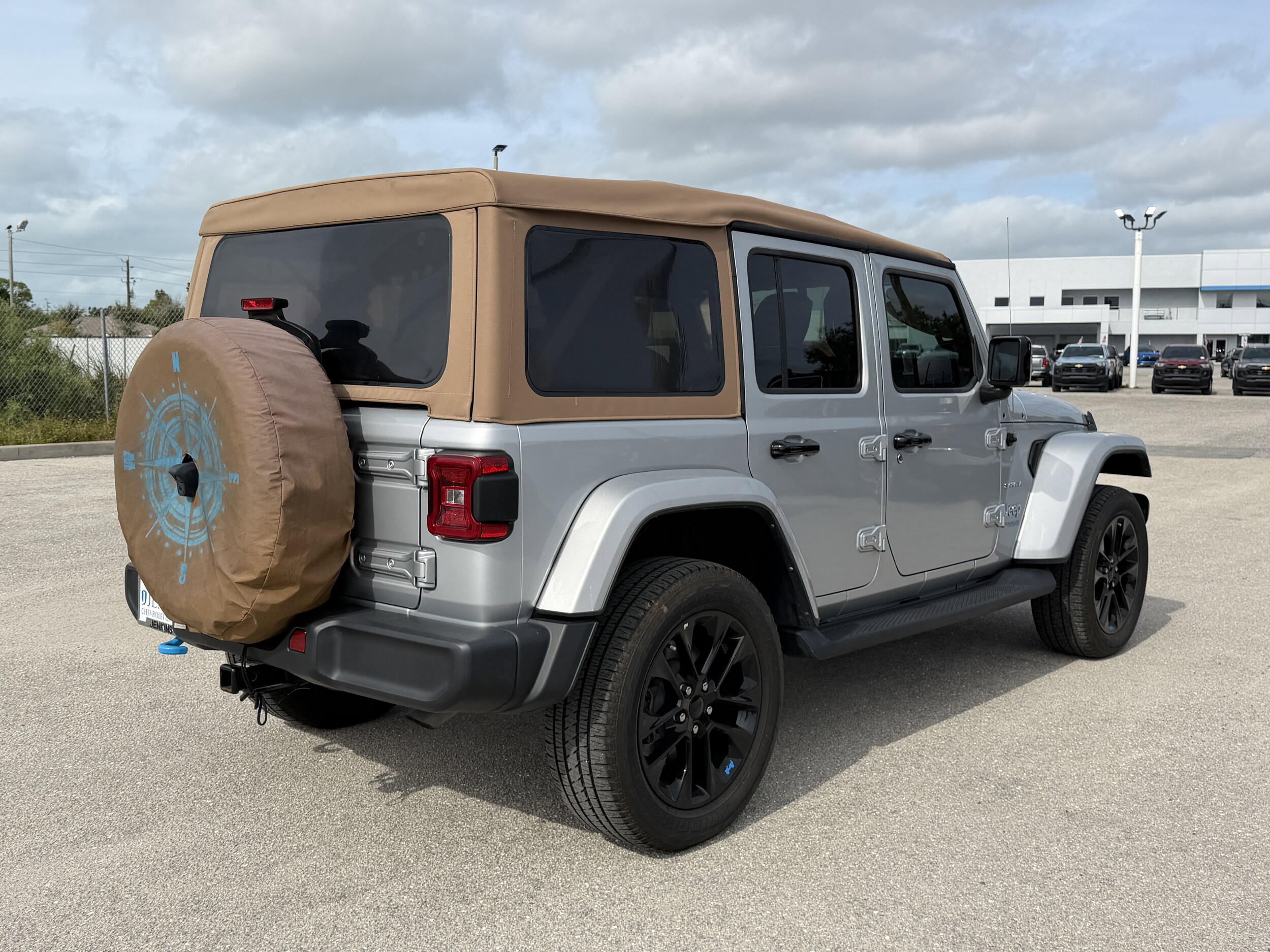 2022 Jeep Wrangler 4xe Unlimited Sahara photo 3