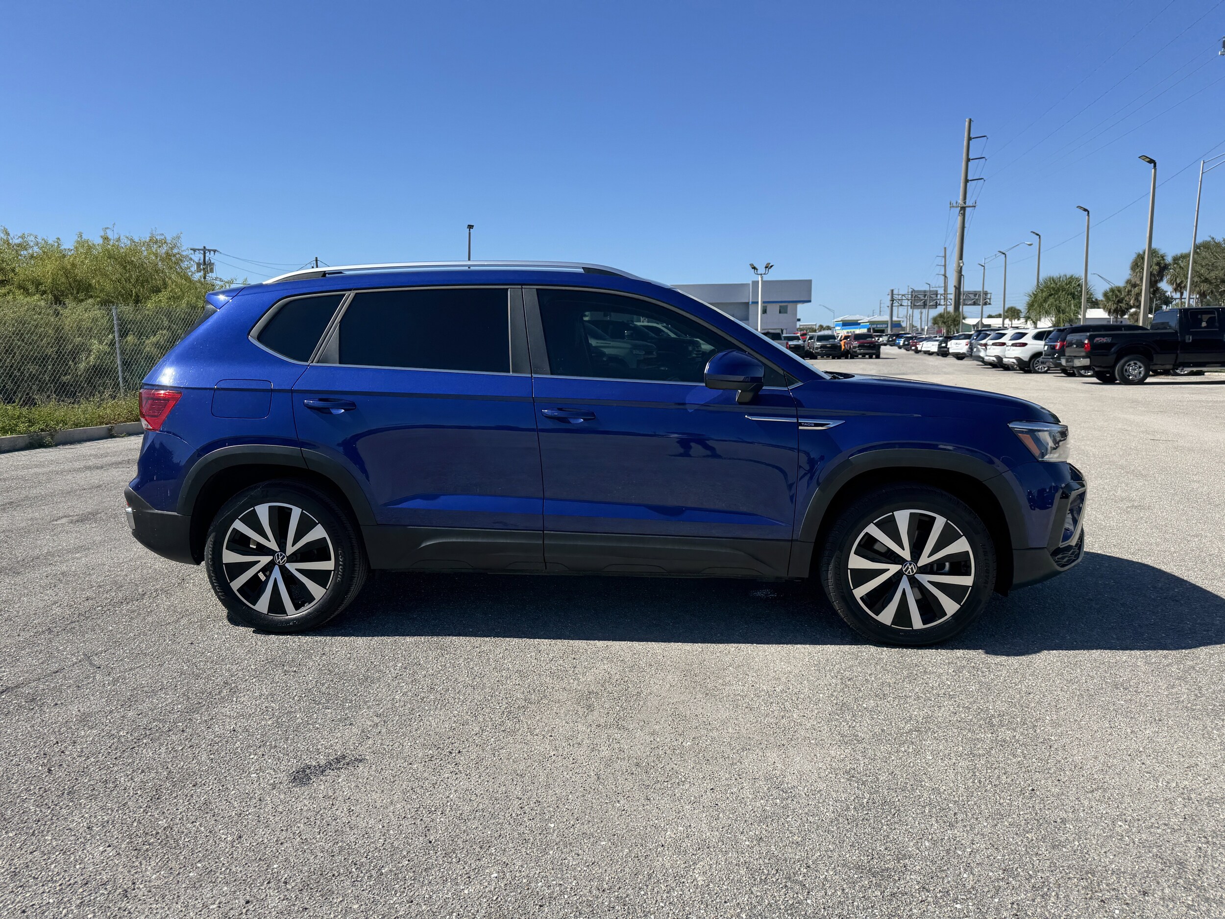 2022 Volkswagen Taos SE photo 3