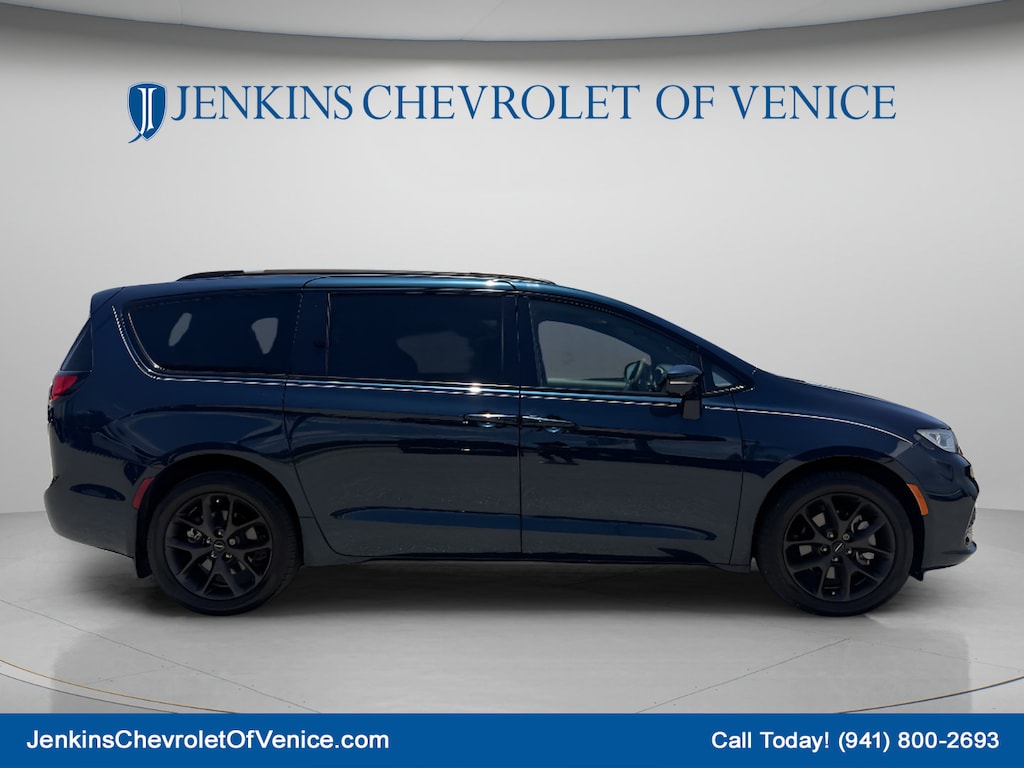 Used 2022 Chrysler Pacifica Touring L Van Passenger Van