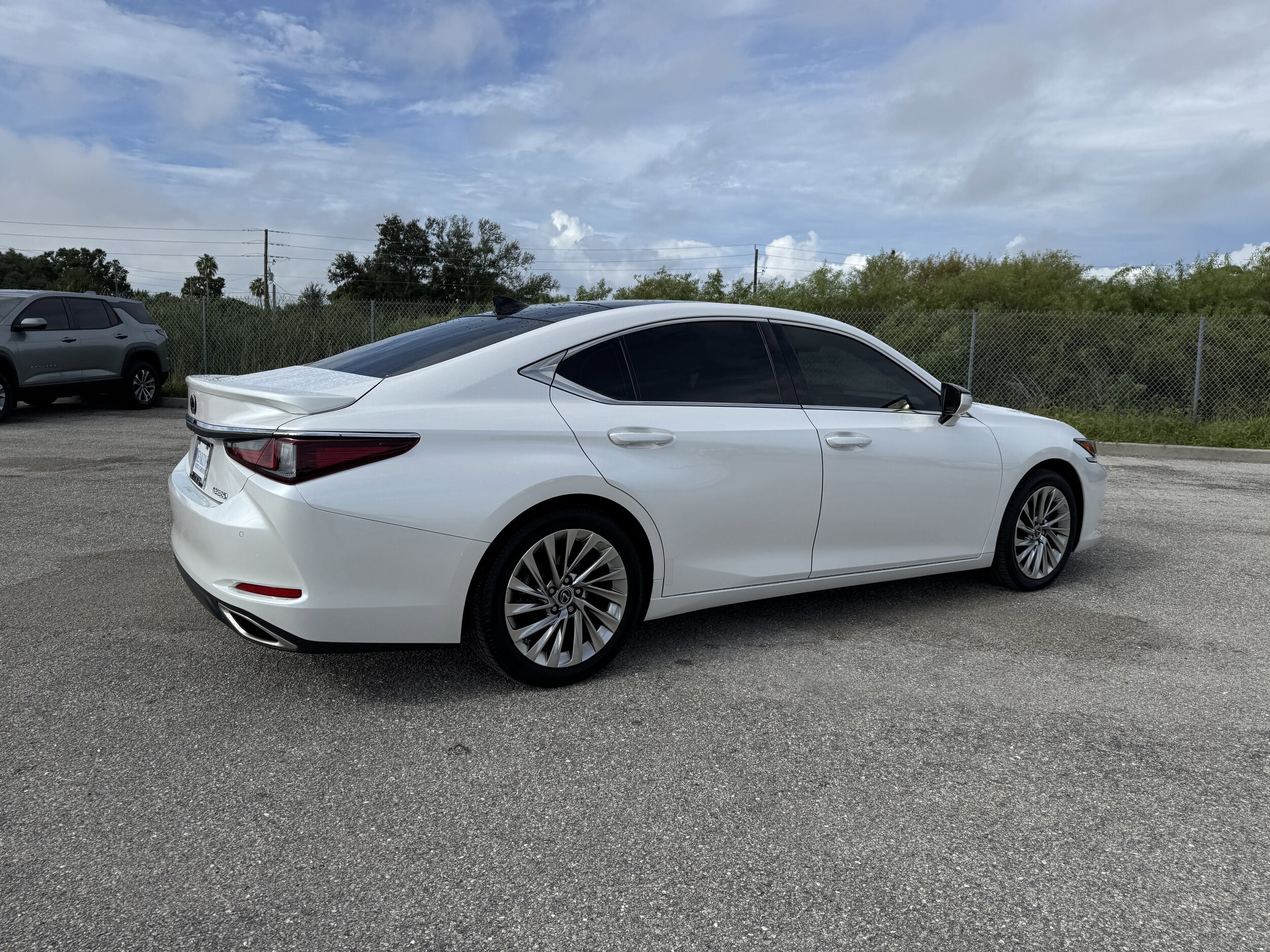 2022 Lexus ES 350 Ultra Luxury photo 3
