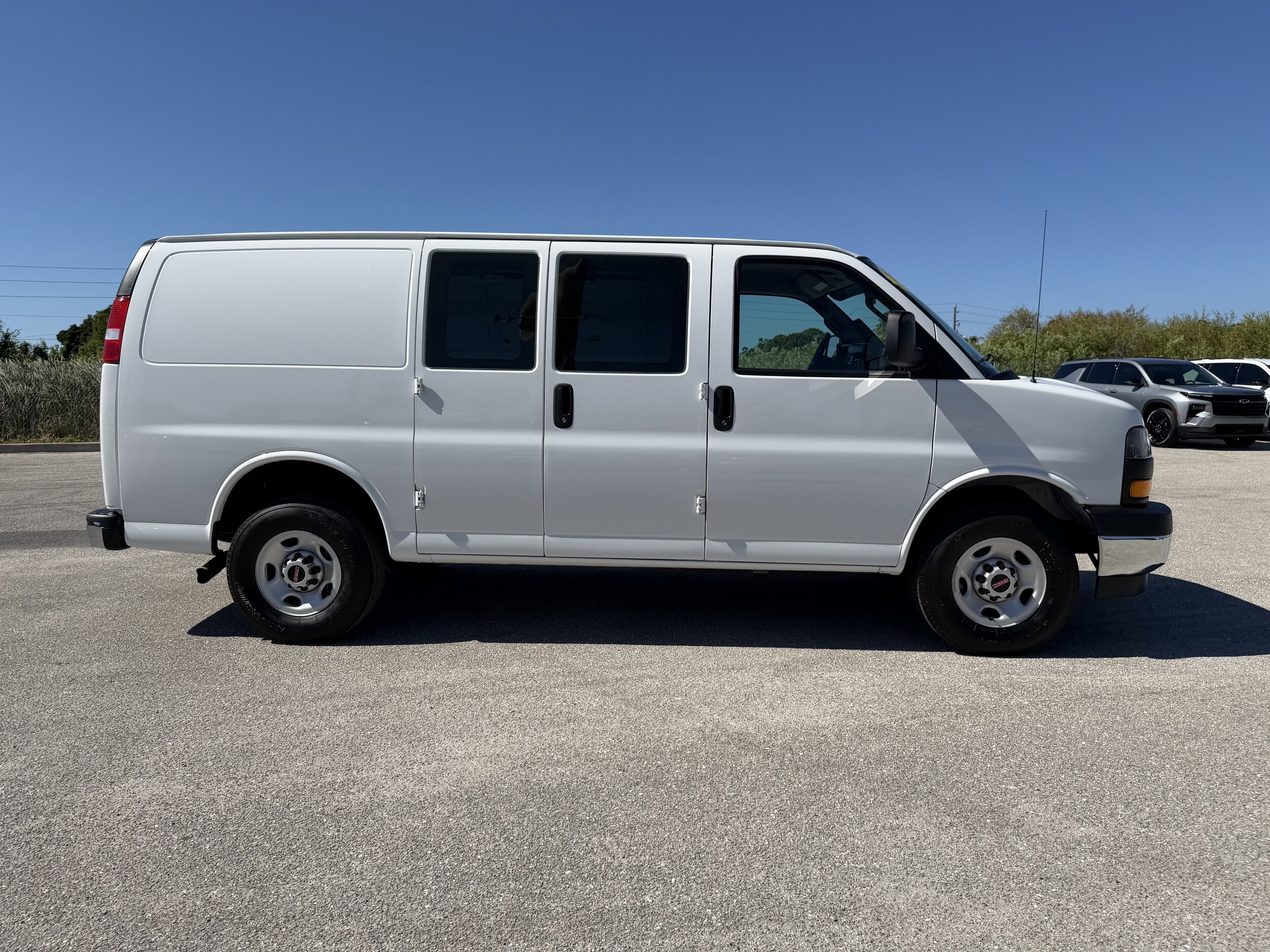 2024 Gmc Savana 2500 Cargo photo 2