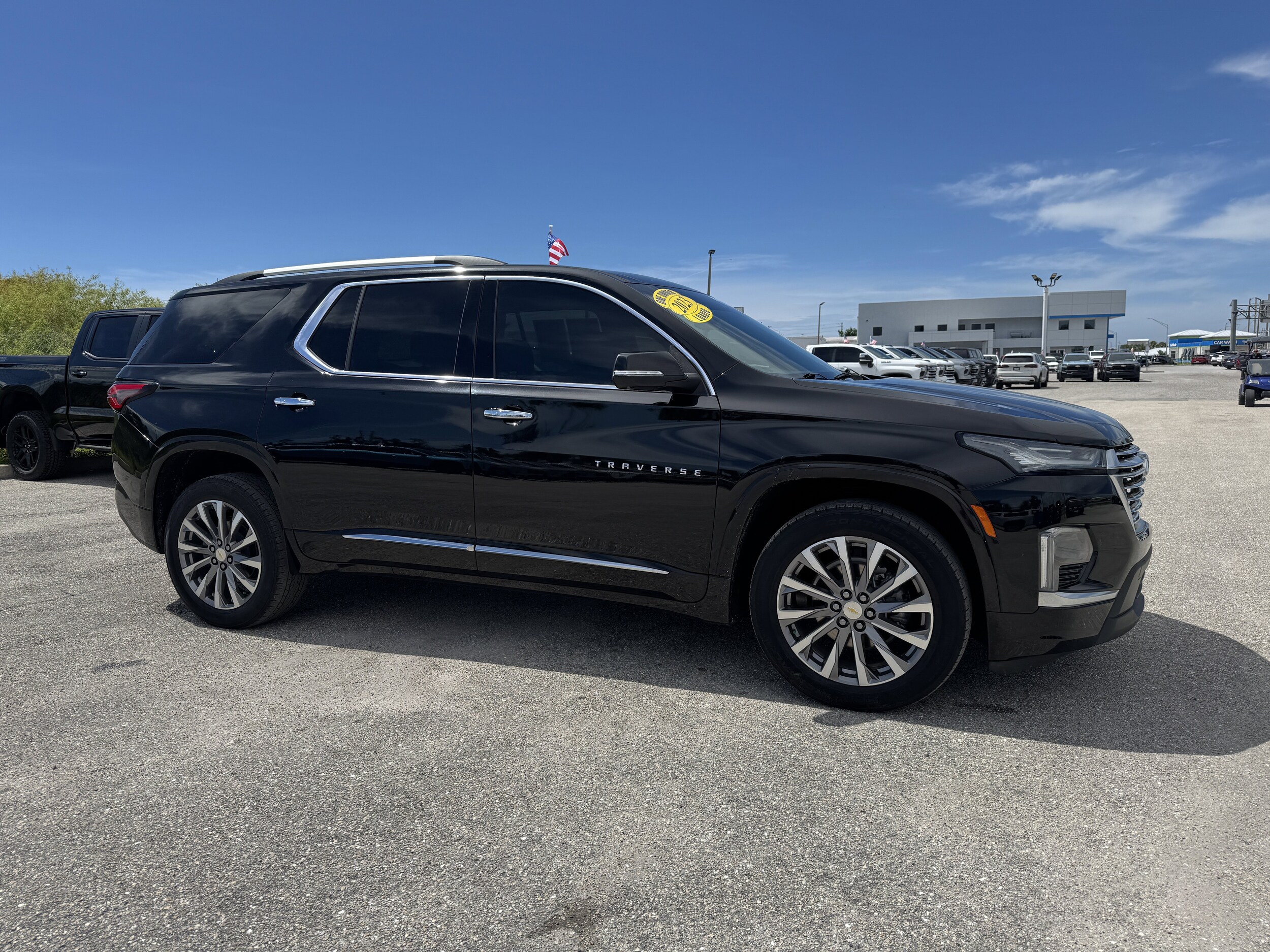 2023 Chevrolet Traverse Premier photo 2