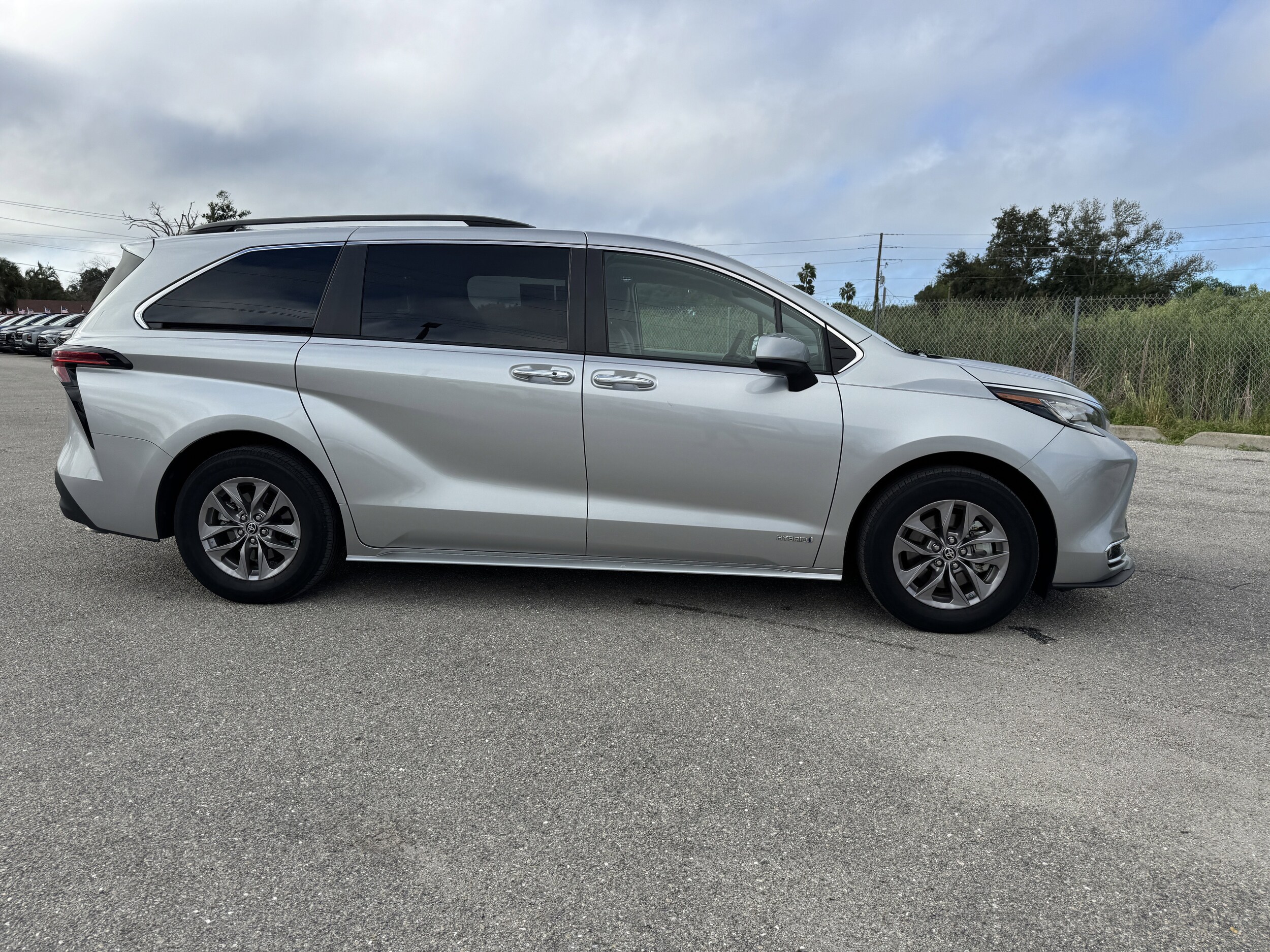 2021 Toyota Sienna XLE Hybrid photo 3