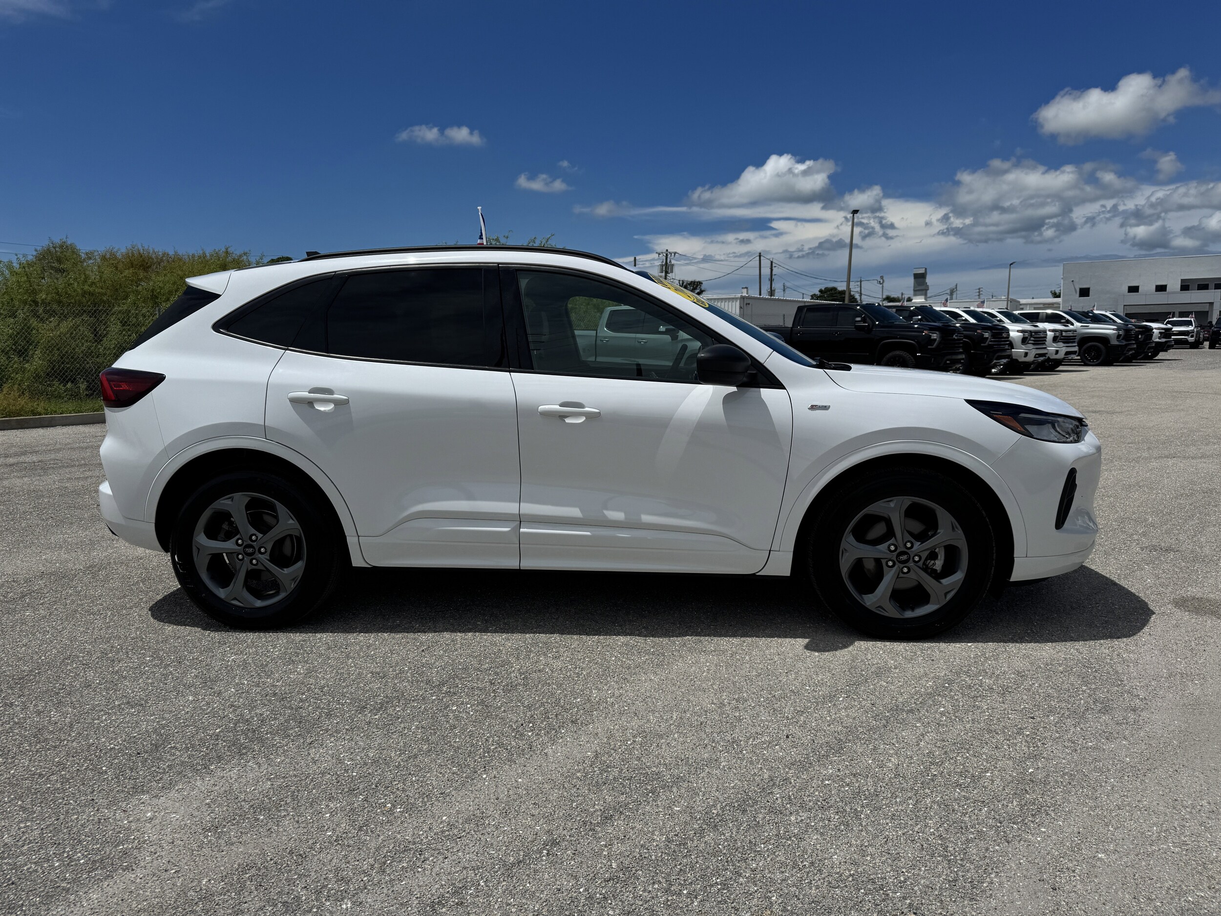 2023 Ford Escape ST-Line photo 2