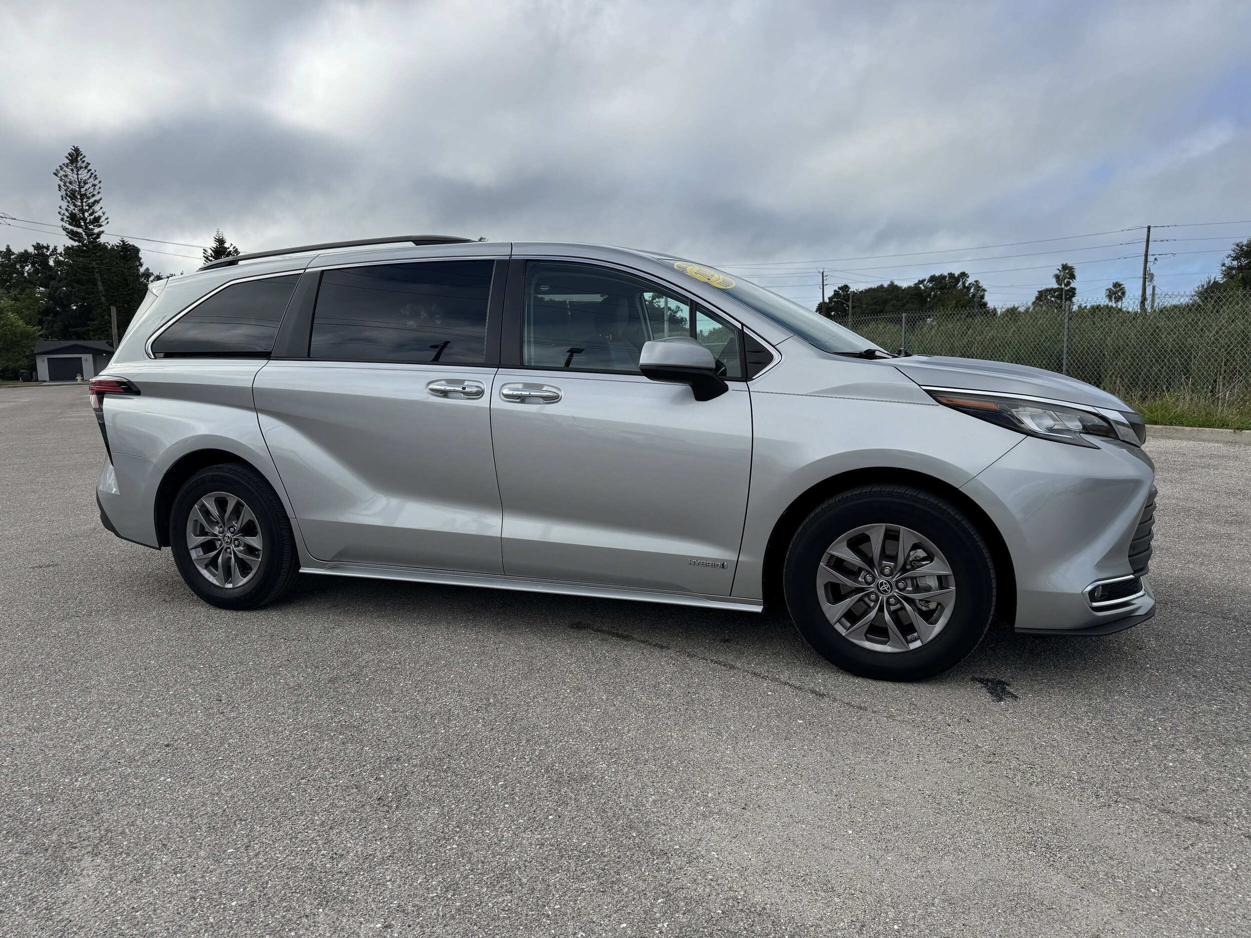 2021 Toyota Sienna XLE Hybrid photo 2