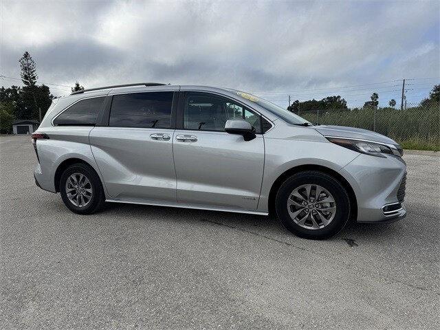 2021 Toyota Sienna XLE Hybrid photo 2