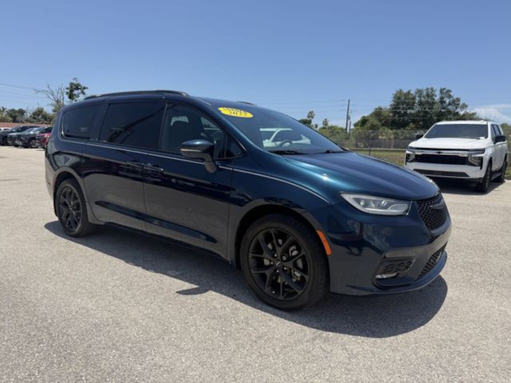 Used 2022 Chrysler Pacifica Touring L Van Passenger Van