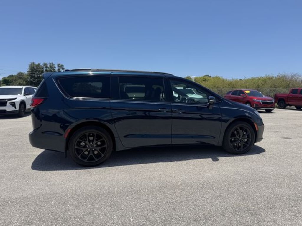 Used 2022 Chrysler Pacifica Touring L Van Passenger Van