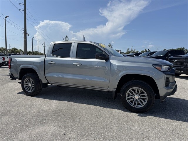 2025 Chevrolet Colorado Work Truck LT photo 2