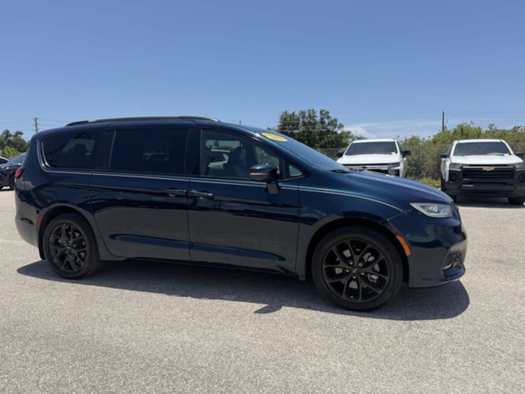 Used 2022 Chrysler Pacifica Touring L Van Passenger Van