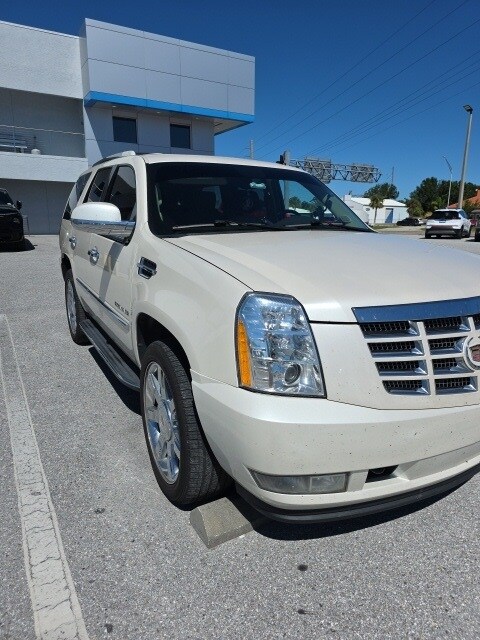 2013 Cadillac Escalade Luxury photo 2