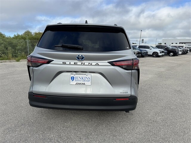 2021 Toyota Sienna XLE Hybrid photo 4