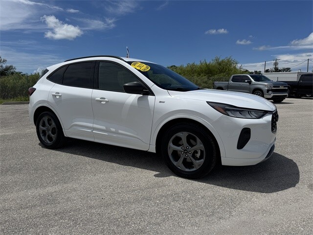 2023 Ford Escape ST-Line photo 2