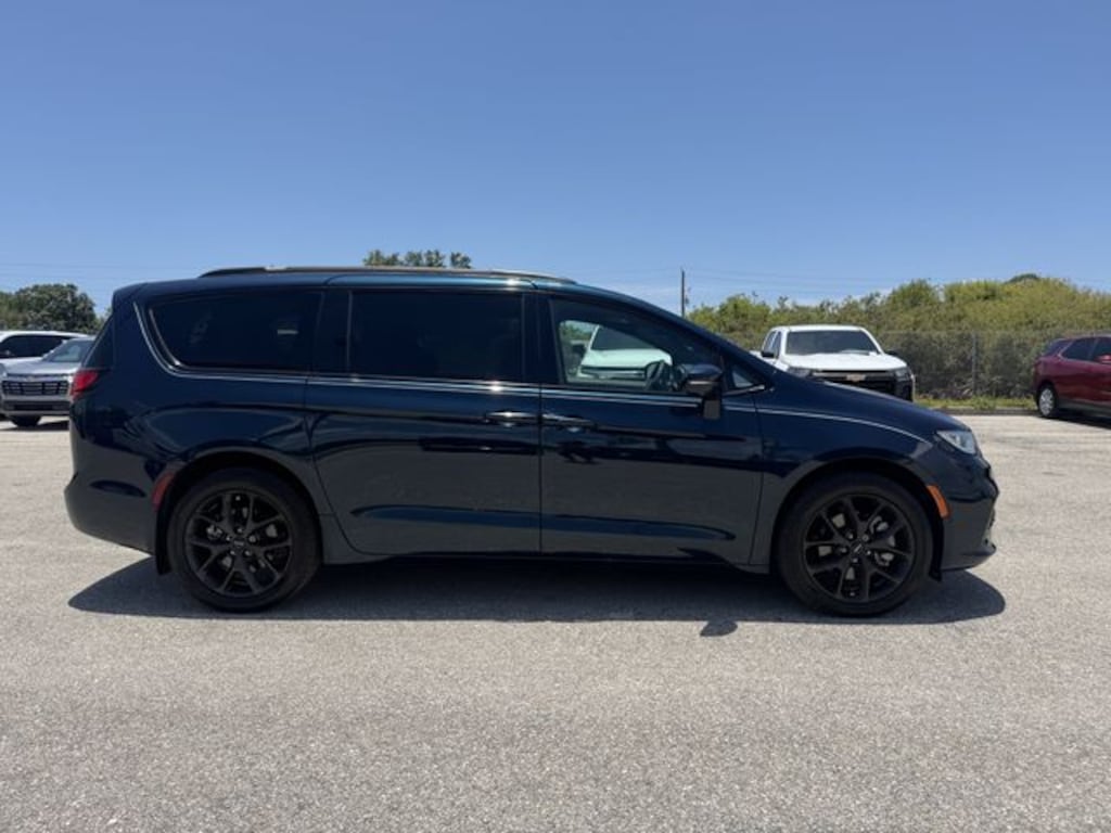 Used 2022 Chrysler Pacifica Touring L Van Passenger Van