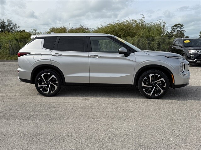 2024 Mitsubishi Outlander SE photo 2
