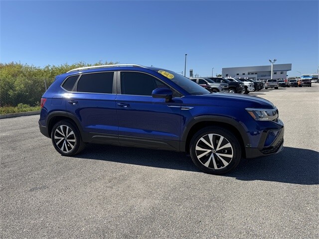 2022 Volkswagen Taos SE photo 2