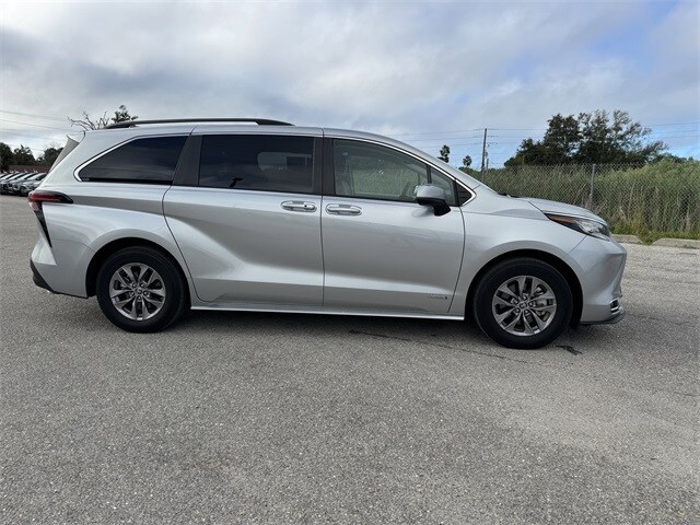 2021 Toyota Sienna XLE Hybrid photo 3