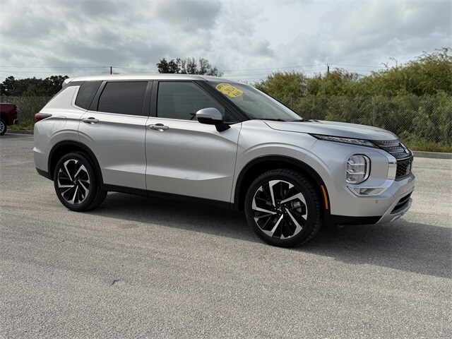 2024 Mitsubishi Outlander SE photo 2