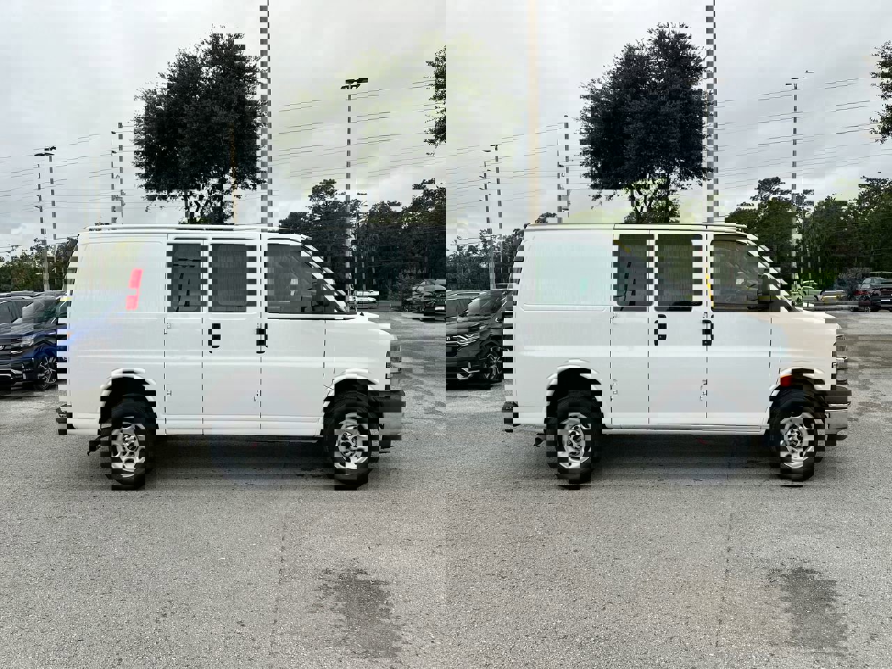 2023 Chevrolet Express 2500 Work Cargo Van photo 2