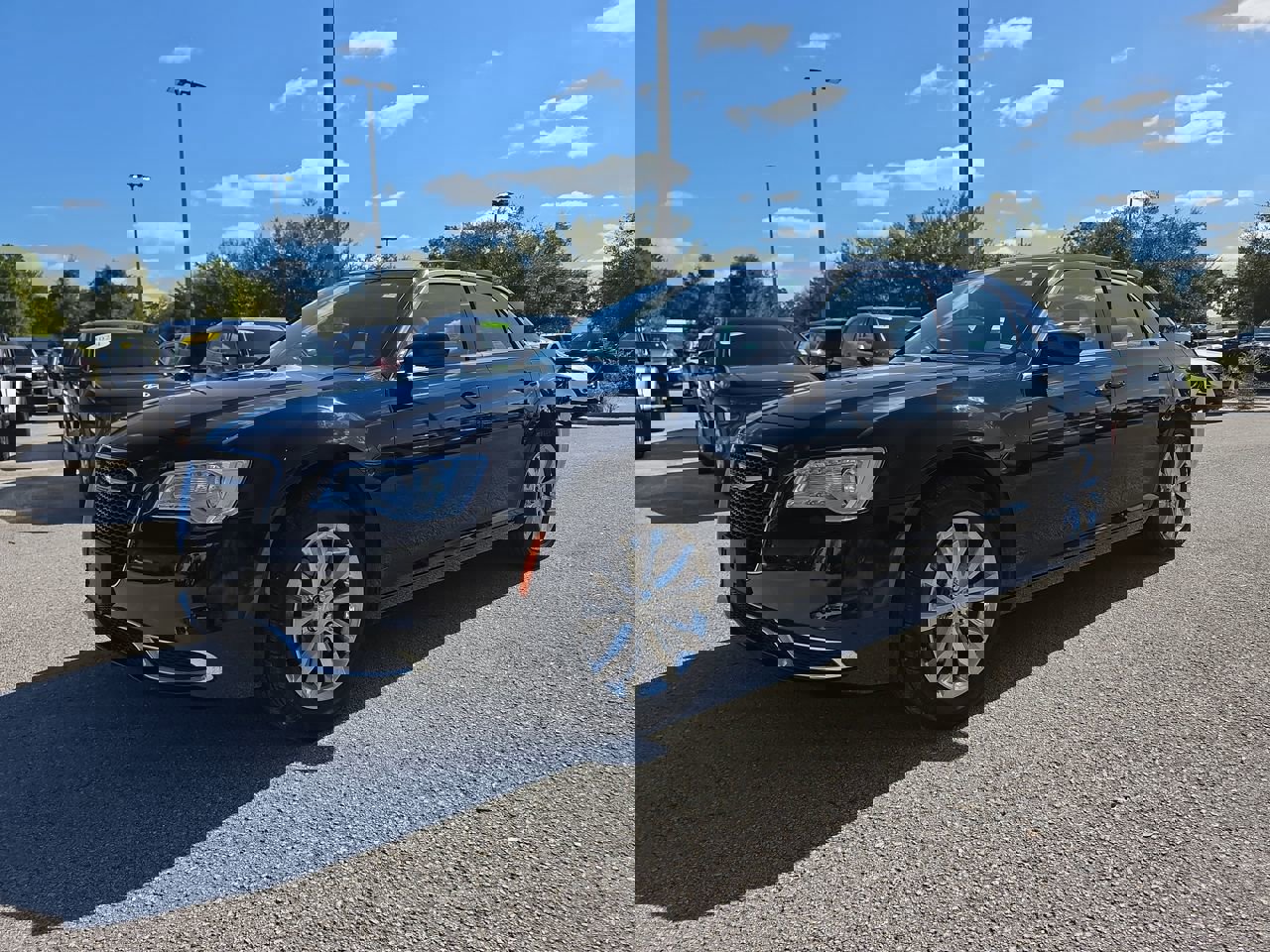 2022 Chrysler 300 Touring photo 2