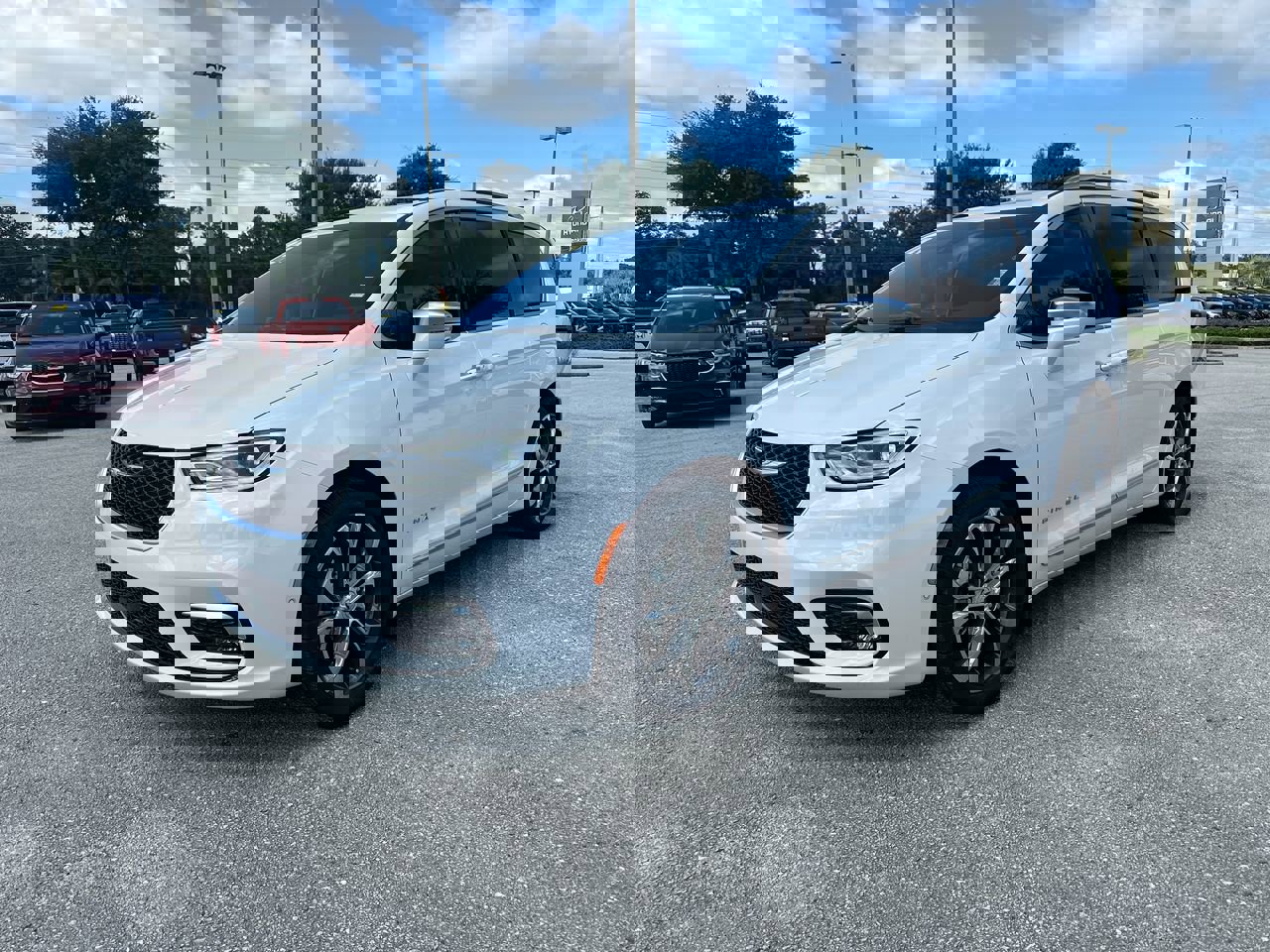 2024 Chrysler Pacifica Pinnacle photo 2