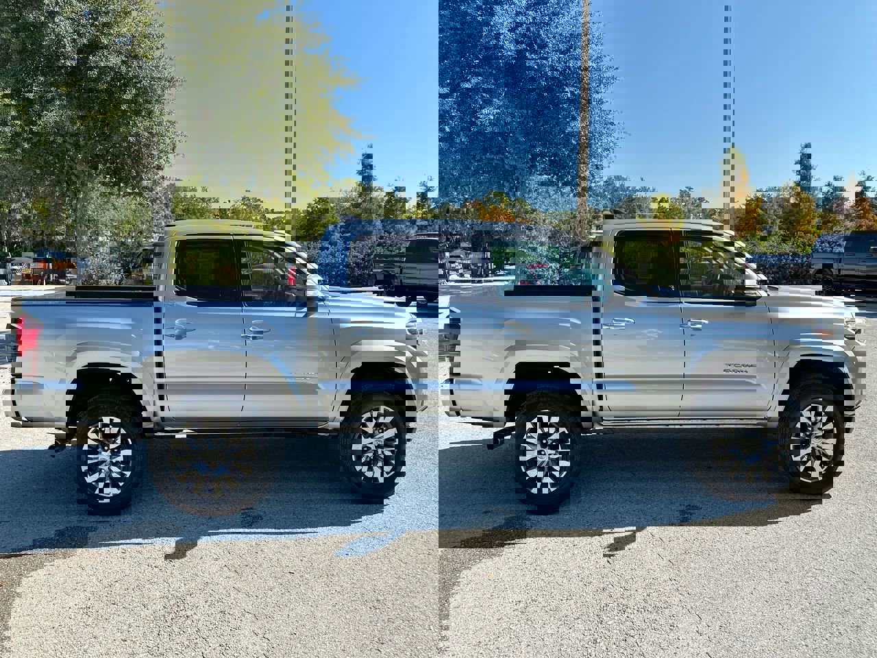 2023 Toyota Tacoma SR5 V6 photo 2