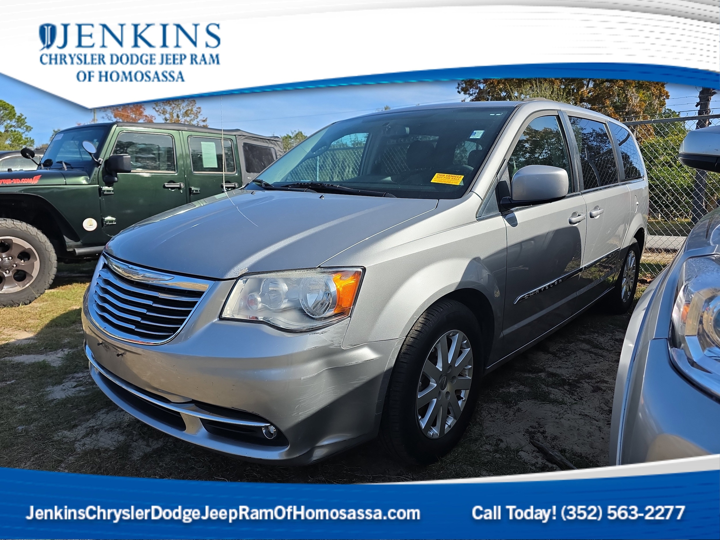 2016 Chrysler Town & Country Touring's photo
