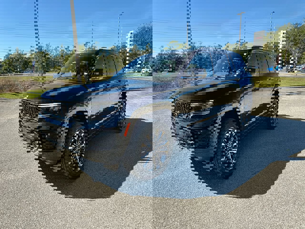 2024 Jeep Grand Cherokee Overland photo 2