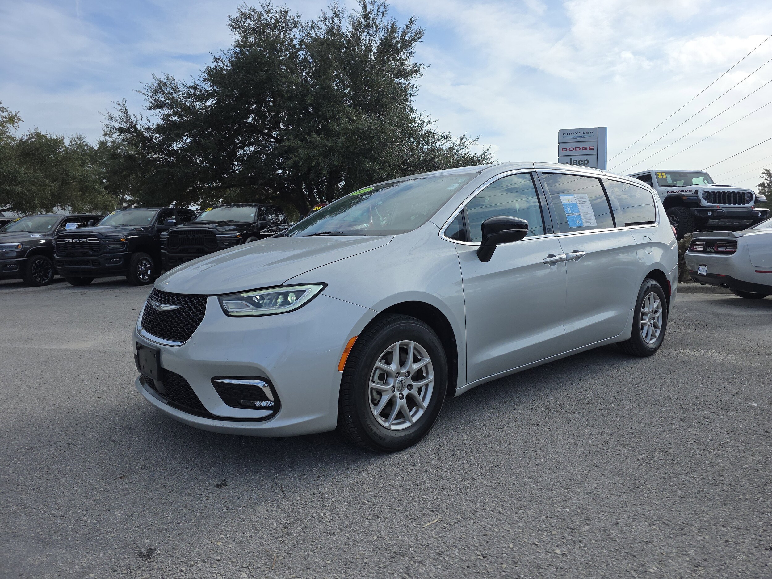 2024 Chrysler Pacifica Touring L photo 2