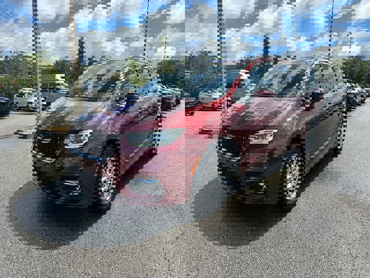 2022 Chrysler Pacifica Touring L photo 2