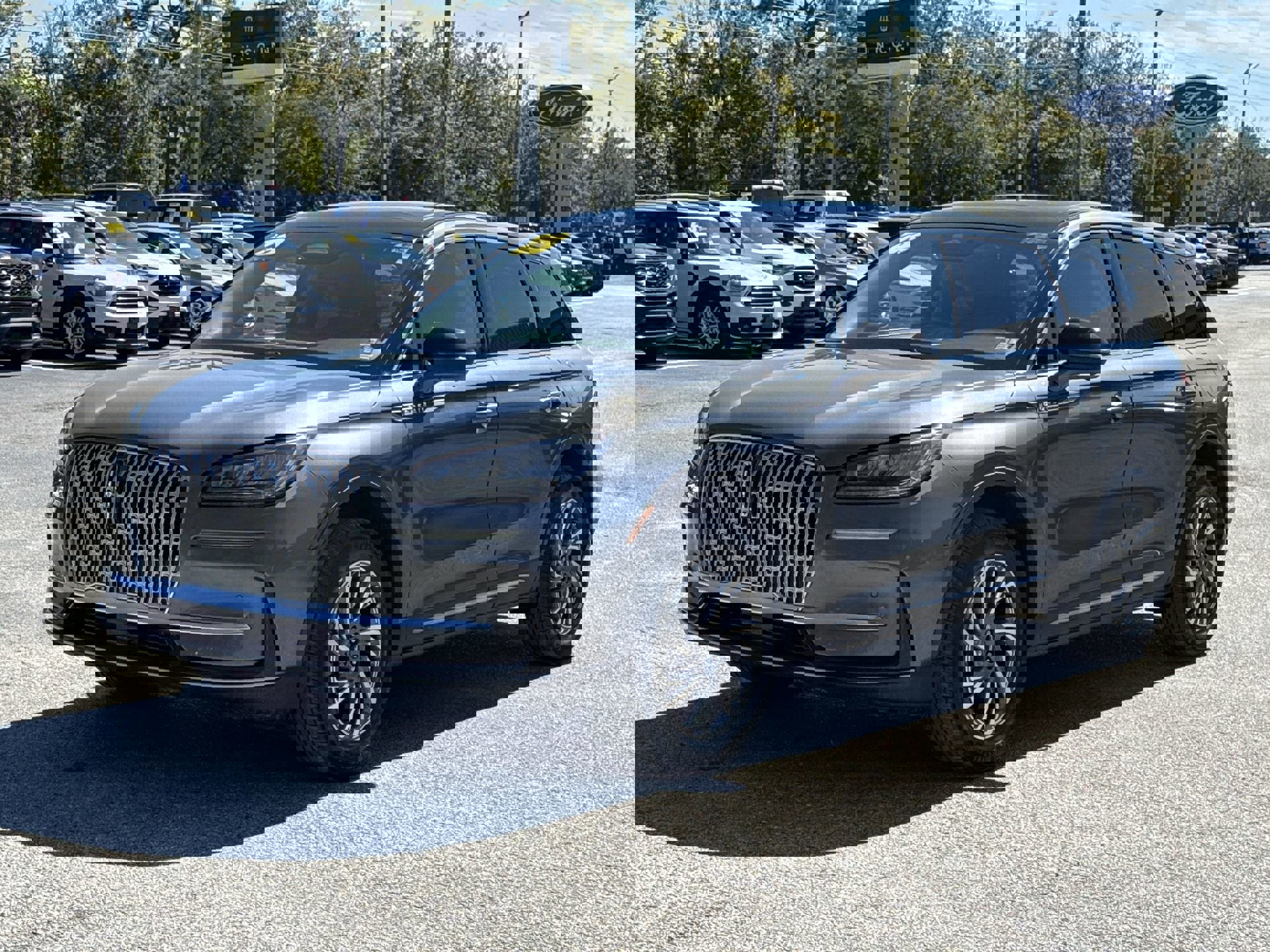 2023 Lincoln Corsair Standard photo 2